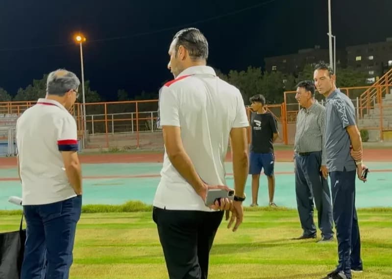 عنایتی شخصا برای آماده‌سازی چمن بندر اقدام کرد!