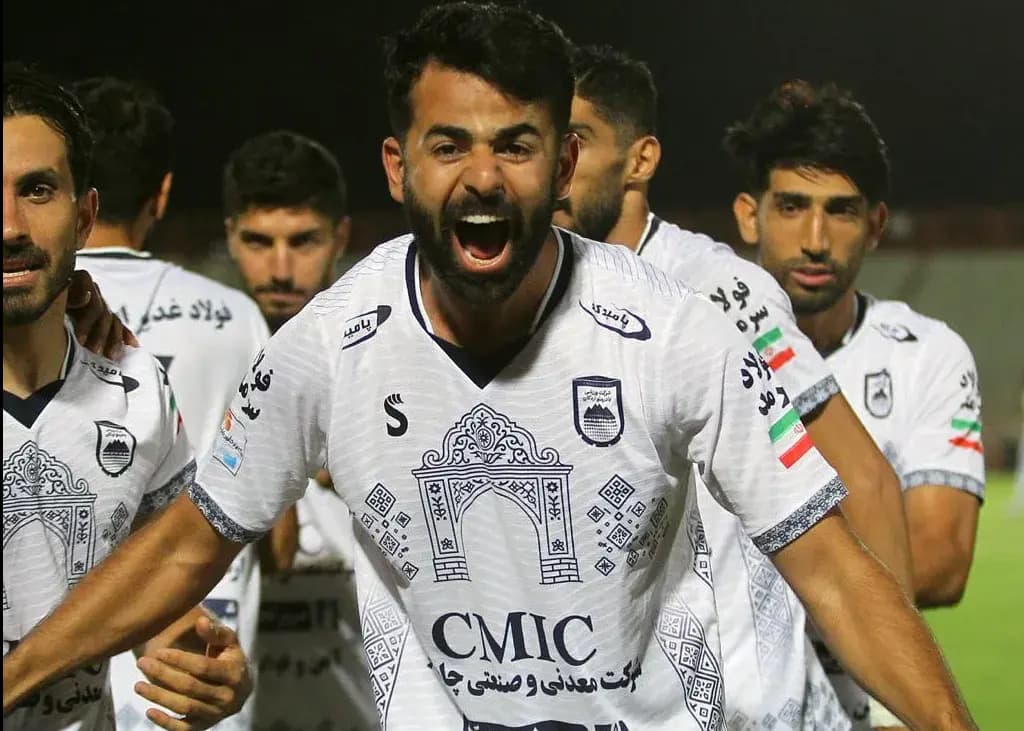 شلیک ناگهانی دهقان به گوشه دروازه رفت