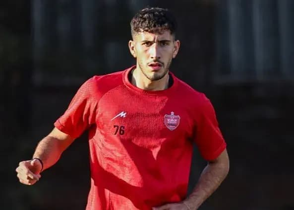 سمت راست گل‌گهر، در قُرُق یک پرسپولیسی (عکس)