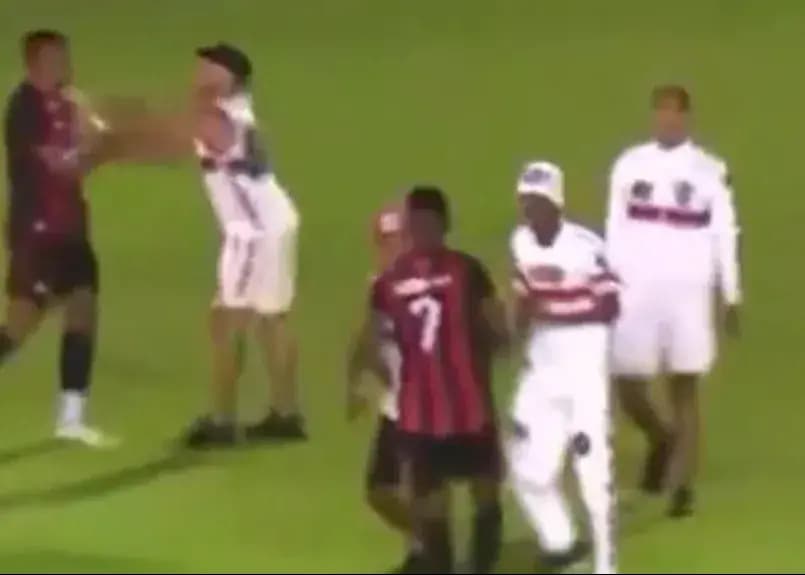 هجوم هواداران به زمین و حمله به بازیکنان خودی!