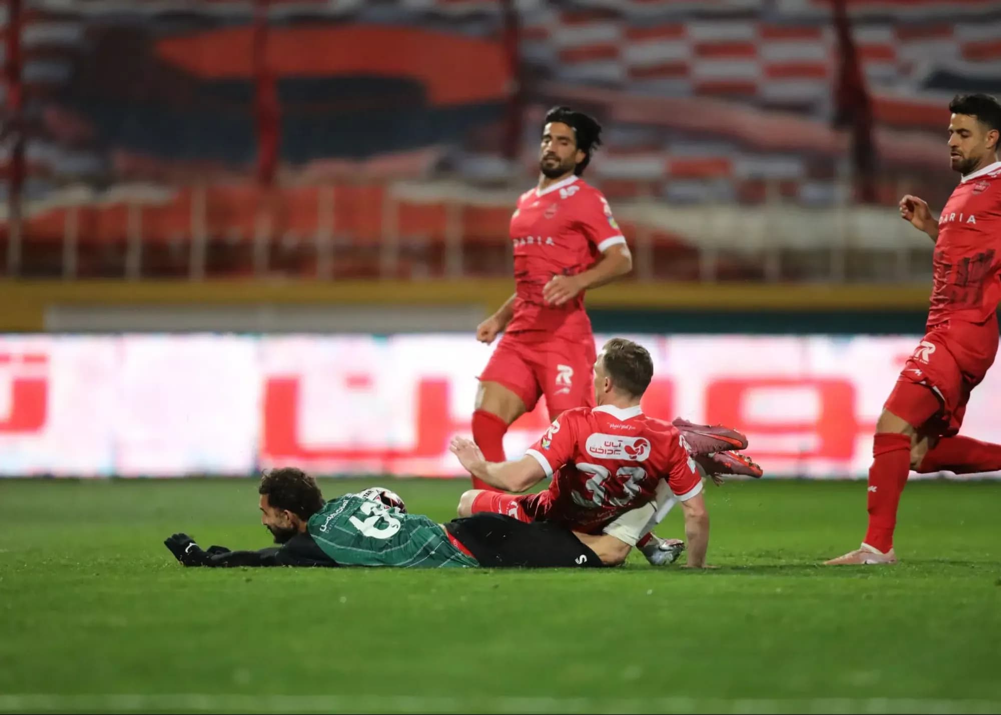 برخوردی که یک پنالتی به حریف پرسپولیس داد!(عکس)