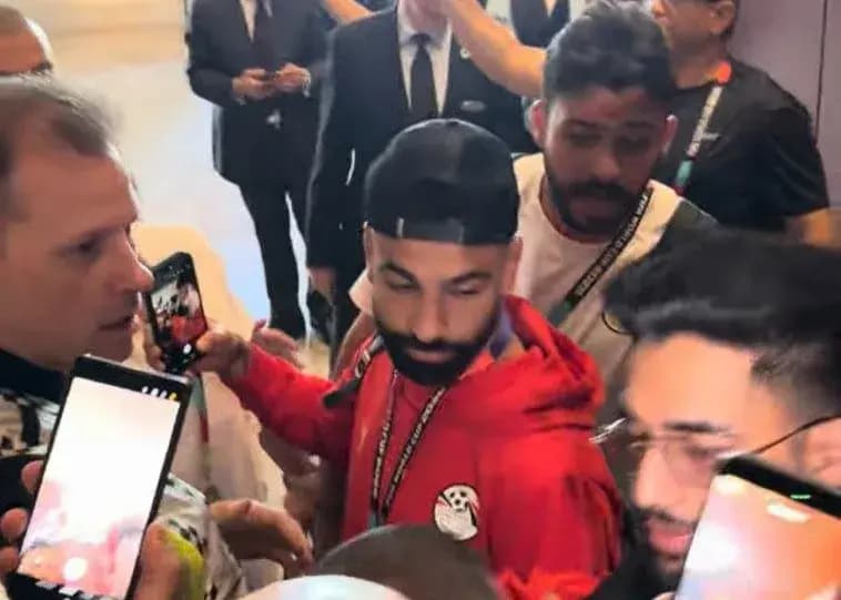 همه روی سر و کله محمد صلاح ریختند! (عکس)