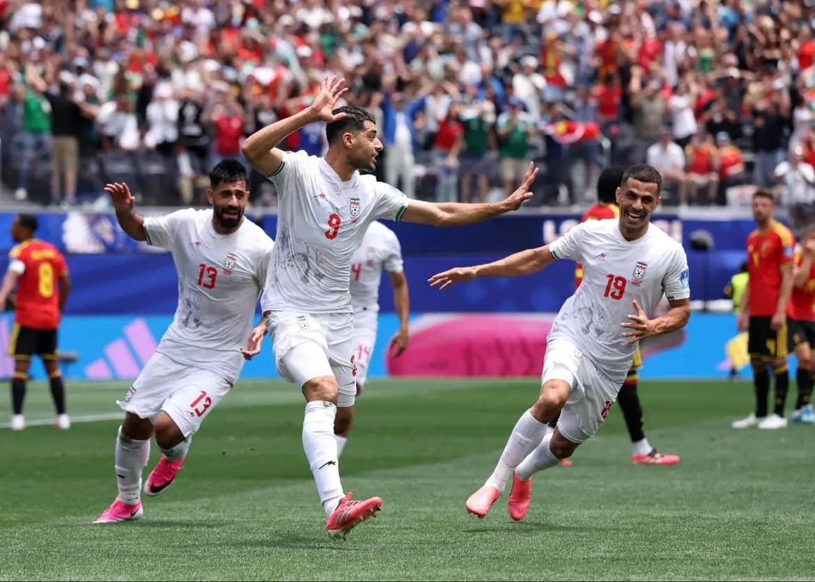 شنل قهرمانی بر تن گلر ایران - بازتاب جهانی ایران-بلژیک