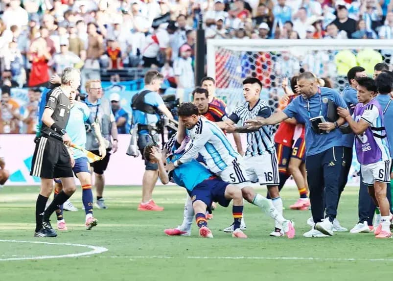 فیفا اعلام کرد: پاردس گاوی را زد اما اخراج نشد!