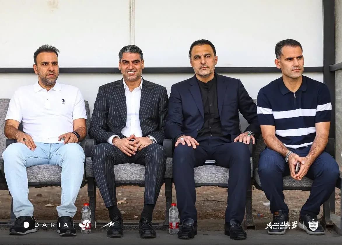 بازار داغ آغوش و خوشوبش در حاشیه بازی پرسپولیس