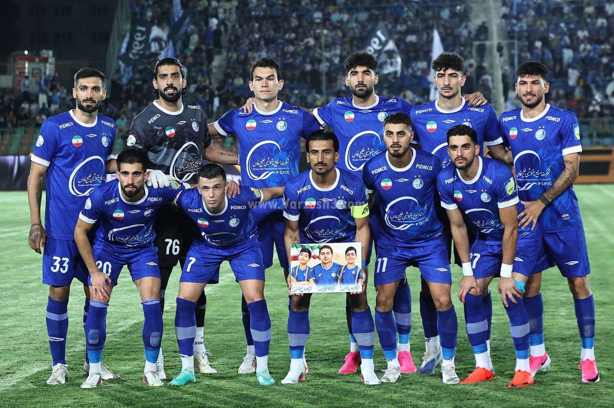 یازده بازیکن استقلال برابر نساجی 