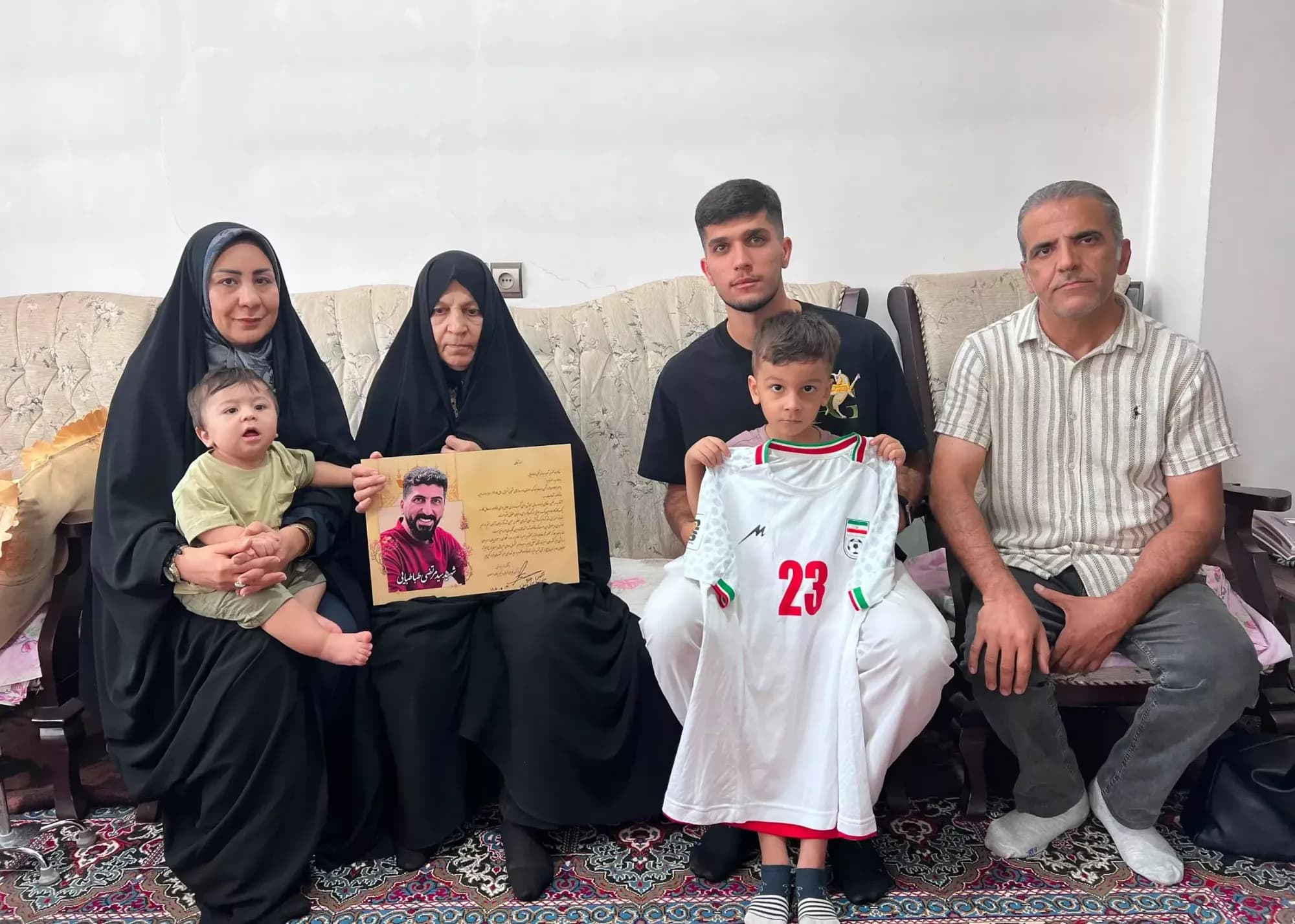 دیدار ستاره سپاهان با خانواده شهید جنگ رمضان