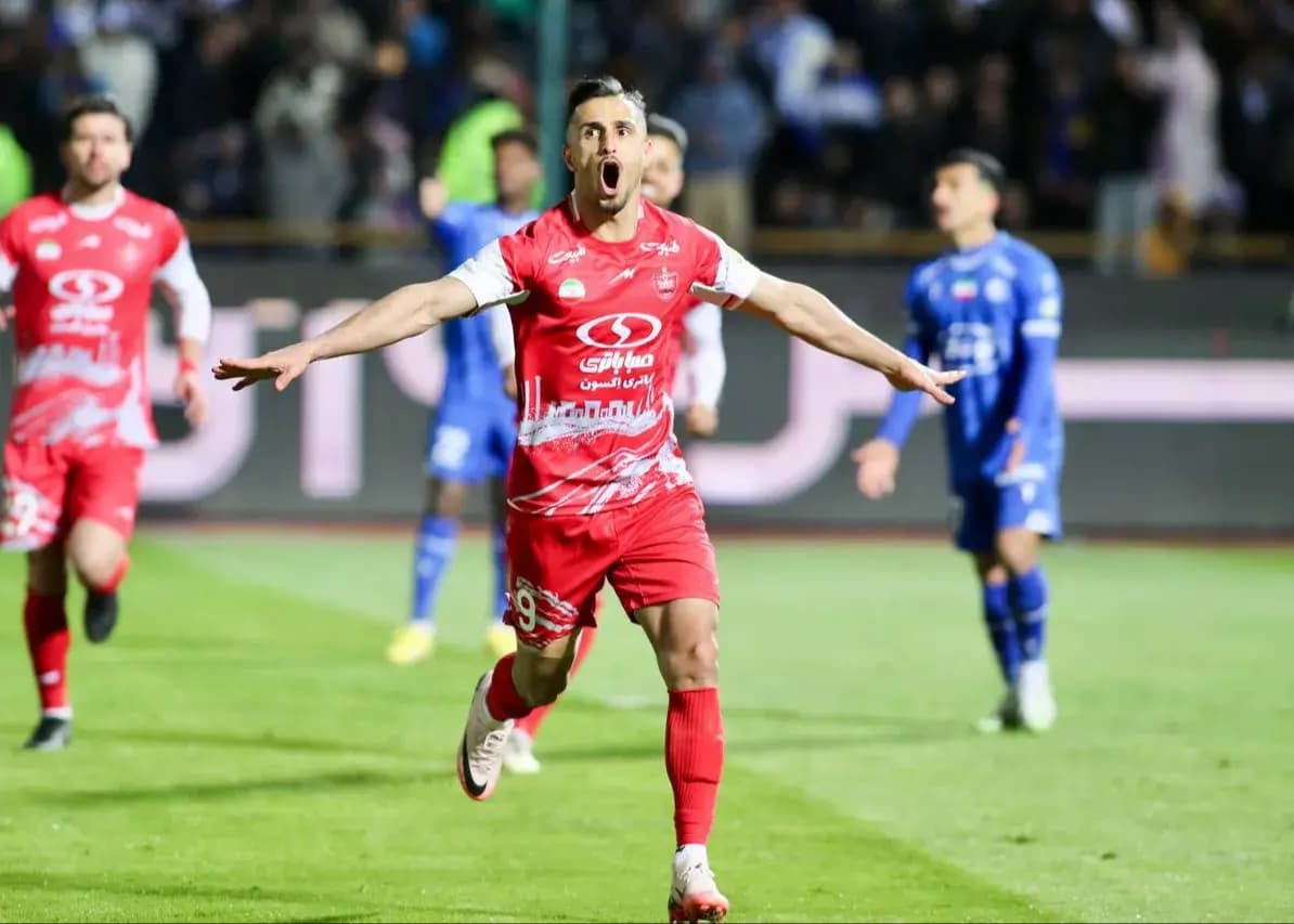 ستاره پرسپولیس در آغوش بزرگان تاریخ فوتبال ایران!