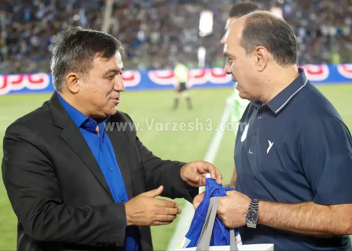تقدیر آبی‌ها از یک استقلالی روی نیمکت پیکان